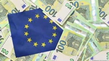 Arka planda dönen 100 avroluk banknotların videosu