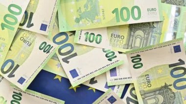Arka planda dönen 100 avroluk banknotların videosu