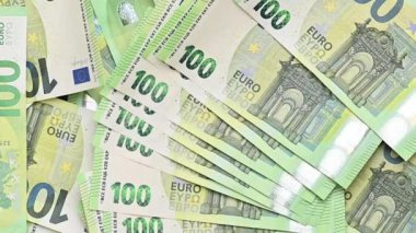 Arka planda dönen 100 avroluk banknotların videosu