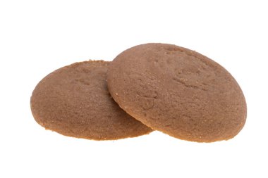 Beyaz arkaplanda fıstık kremalı kurabiyeler var.