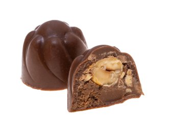 Beyaz arka planda fındıklı çikolatalı şekerler