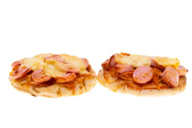 pitta beyaz arka planda izole sosis