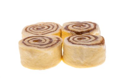 Cinnabon beyaz arkaplanda izole edildi