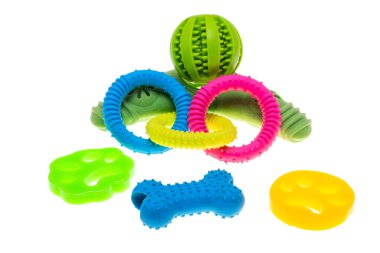 köpek oyuncakları beyaz arkaplanda izole