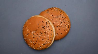 Siyah arkaplanda hamburger ekmeği