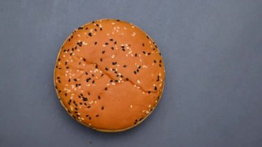 Siyah arkaplanda hamburger ekmeği