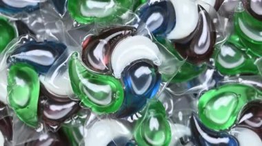 Siyah arkaplan üzerindeki yıkama kapsüllerinin arkaplanı