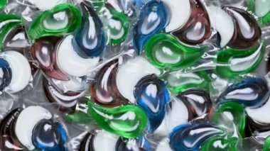 Siyah arkaplan üzerindeki yıkama kapsüllerinin arkaplanı