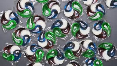 Siyah arkaplan üzerindeki yıkama kapsüllerinin arkaplanı