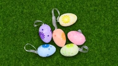 Yeşil çimlerde paskalya yumurtaları