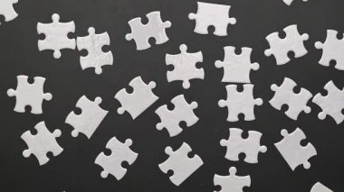 Siyah arkaplanda beyaz bulmacalar