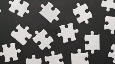 Siyah arkaplanda beyaz bulmacalar