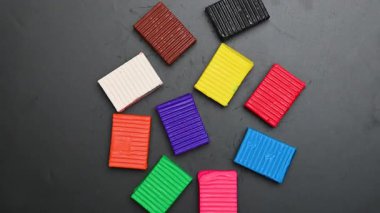 Renkli plastiğin yakın çekim parçaları.