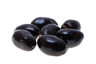 Beyaz arka planda izole edilmiş peynirli zeytinler