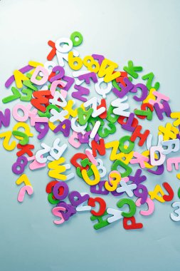 Sayıların arkaplanı ve İngilizce harflerin yakın plan