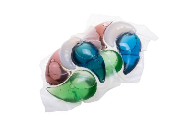 çamaşır kapsülleri beyaz arkaplanda izole