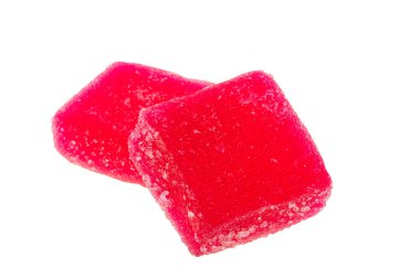 Beyaz arkaplanda izole edilmiş meyve reçeli küpleri