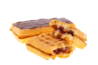 beyaz arkaplanda izole edilmiş sünger gofretleri