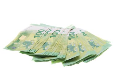 Beyaz arka planda izole edilmiş 100 avroluk banknotlar yığını