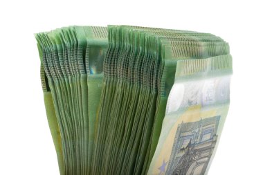 Beyaz arka planda izole edilmiş 100 avroluk banknotlar yığını