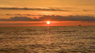 Güneş doğarken çekilmiş deniz videosu