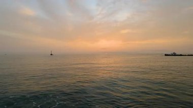 Güneş doğarken çekilmiş deniz videosu