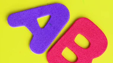 Sarı arka planda A ve B harfleri