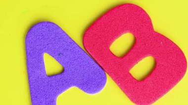 Sarı arka planda A ve B harfleri