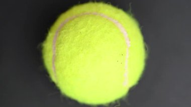 Tenis topu siyah arkaplanda yakın çekim