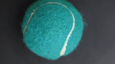 Tenis topu siyah arkaplanda yakın çekim