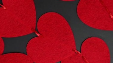 Kırmızı kalplerin arkaplanı kapat