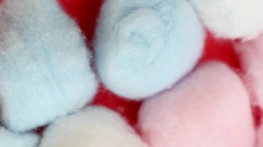 renkli pamuk topları kapanıyor.