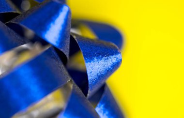 Mavi hediye, yaklaş.