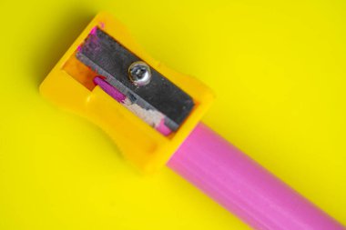 sarı arkaplanda renkli kalem