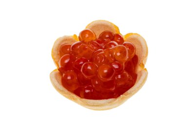 Beyaz arkaplanda kırmızı havyar izole edildi