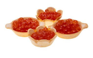 Beyaz arkaplanda kırmızı havyar izole edildi