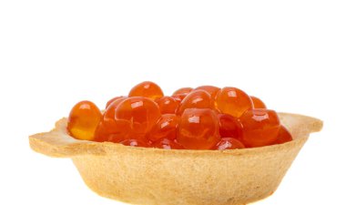 Beyaz arkaplanda kırmızı havyar izole edildi