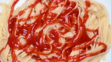 Tabakta ketçaplı spagetti.