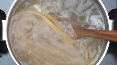 Tavada spagetti pişiriliyor.