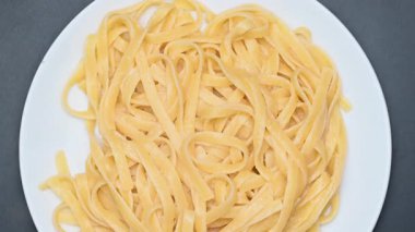 Yakın plan bir tabakta spagetti.