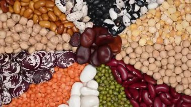 Farklı fasulye karışımının videosu. Yakın çekim.