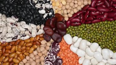 Farklı fasulye karışımının videosu. Yakın çekim.