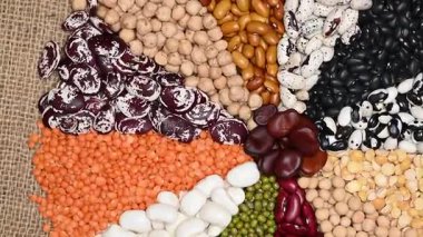 Farklı fasulye karışımının videosu. Yakın çekim.