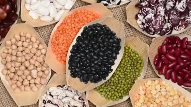 Farklı fasulye karışımının videosu. Yakın çekim.