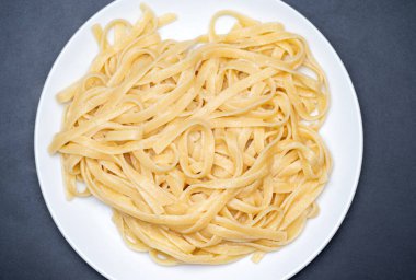 Yakın plan bir tabakta spagetti.