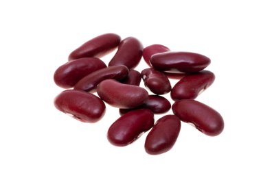 Beyaz zemin üzerinde kırmızı fasulyeler izole