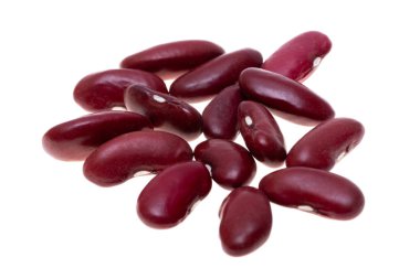 Beyaz zemin üzerinde kırmızı fasulyeler izole