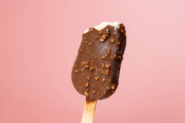 Dondurma çubuğunu yaklaştır. 