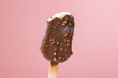 Dondurma çubuğunu yaklaştır. 