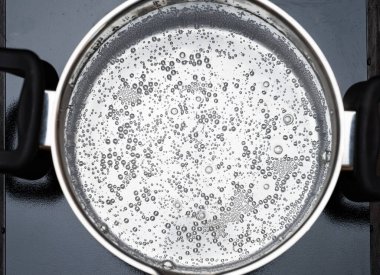 Tava suyla kaynıyor.